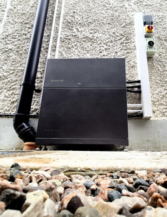 Ecoflow inverter and battery combo indoors